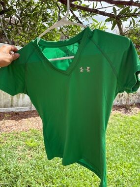 Under Armour Women’s Emerald Green V-Neck Short Sleeve Tee